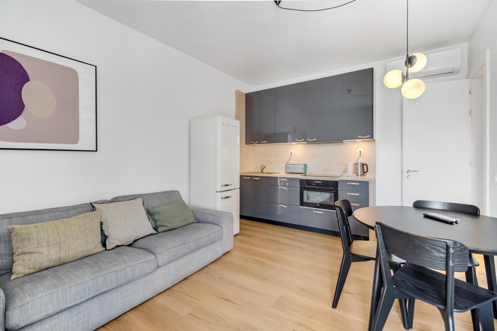 New 2br Fancy Luminous W/ Ac | By Airnest Apartment